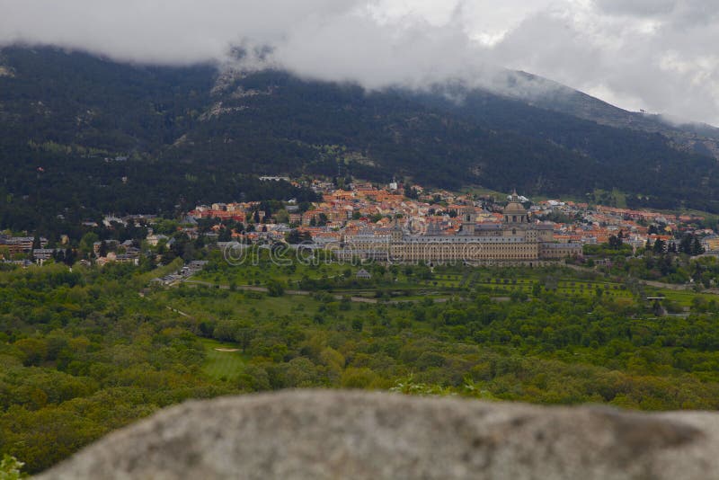 San Lorenzo del Escorial, Madrid, Spanien, Maj 7, 2019, sikt från Felipe IIS stol arkivfoto San Lorenzo del Escorial, Madrid, Spanien, Maj 7, 2019, sikt från Felipe IIS stol arkivfoto