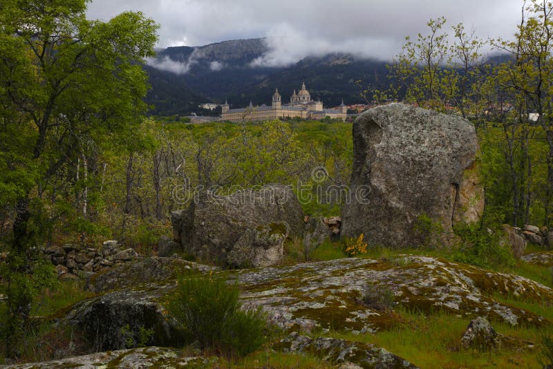 San Lorenzo del Escorial, Madryt, Hiszpania, Maj 7, 2019, widok od Felipe ii krzesła obraz royalty free San Lorenzo del Escorial, Madryt, Hiszpania, Maj 7, 2019, widok od Felipe ii krzesła obraz royalty free