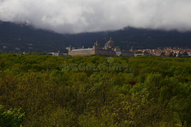 San Lorenzo del Escorial, Madryt, Hiszpania, Maj 7, 2019, widok od Felipe ii krzesła fotografia royalty free San Lorenzo del Escorial, Madryt, Hiszpania, Maj 7, 2019, widok od Felipe ii krzesła fotografia royalty free