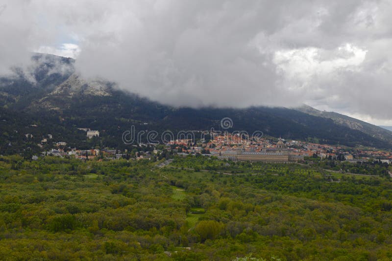 San Lorenzo del Escorial, Madryt, Hiszpania, Maj 7, 2019, widok od Felipe ii krzesła obraz stock San Lorenzo del Escorial, Madryt, Hiszpania, Maj 7, 2019, widok od Felipe ii krzesła obraz stock