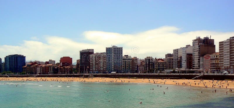San Lorenzo strand på kusten av Gijà ³ n, Asturias spain royaltyfri fotografi San Lorenzo strand på kusten av Gijà ³ n, Asturias spain royaltyfri fotografi