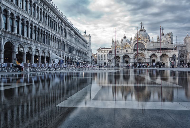San Marco Square, Veneza inundou após um dia chuvoso imagens de stock San Marco Square, Veneza inundou após um dia chuvoso imagens de stock