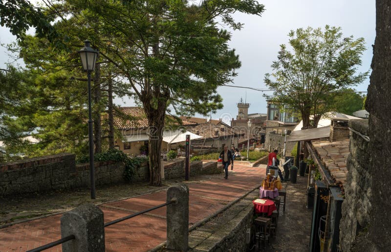 San Marino Italien - Oktober 15, 2016: Turister promenerar vallarna, och souvenir shoppar arkivfoto San Marino Italien - Oktober 15, 2016: Turister promenerar vallarna, och souvenir shoppar arkivfoto