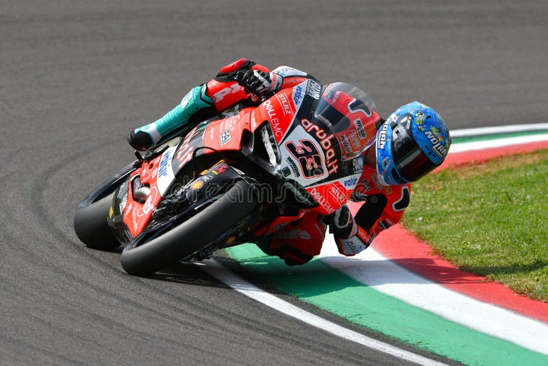 San Marino Italy - 11 de mayo de 2018: Marco Melandri ITA Ducati Panigale R Aruba él que compite con - equipo de Ducati, en la ac imagen de archivo San Marino Italy - 11 de mayo de 2018: Marco Melandri ITA Ducati Panigale R Aruba él que compite con - equipo de Ducati, en la ac imagen de archivo
