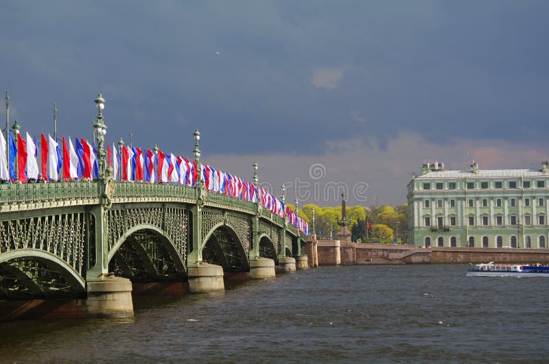 SAN PIETROBURGO, RUSSIA - MAY10, 2014: Ponte di Troitsky della trinità della basculla attraverso il fiume di Neva con le bandiere immagine stock SAN PIETROBURGO, RUSSIA - MAY10, 2014: Ponte di Troitsky della trinità della basculla attraverso il fiume di Neva con le bandiere immagine stock
