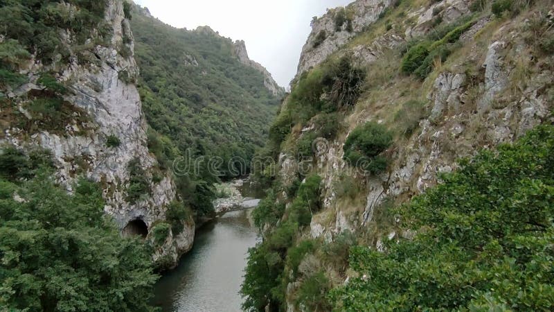 San severino panoramica della gola del diavolo dal ponte sul mingardo banque de vidéos