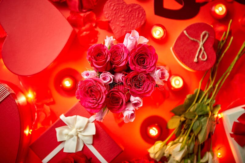 San Valentino: Decorazioni Romantiche Con Rose, Regali in Scatola, Candele  Fotografia Stock - Immagine di fricchettone, scheda: 168420418