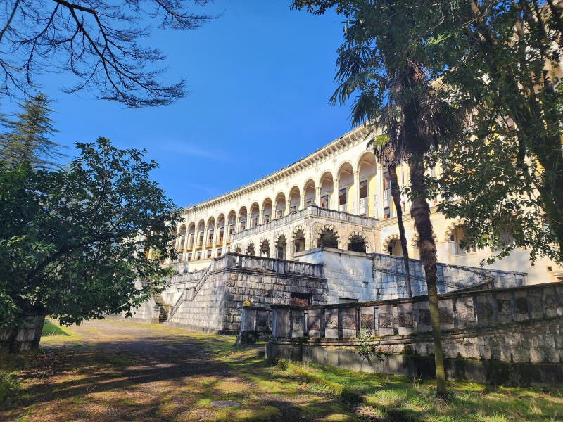 Sanatorio abandonado del Ministerio de la industria del carbón de la URSS en Tsqalabsú Georgia foto de archivo