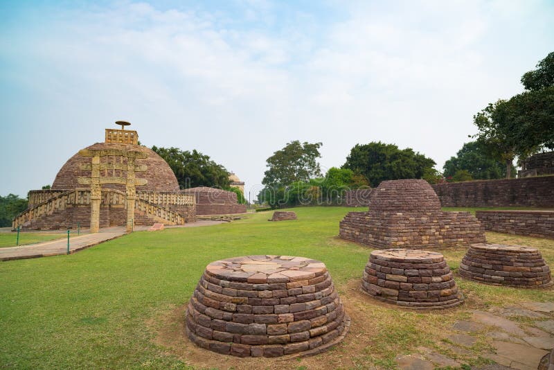 Sanchi Stupa, Madhya Pradesh, Indien Forntida buddistisk byggnad, religiongåta, sned stenen arkivfoton Sanchi Stupa, Madhya Pradesh, Indien Forntida buddistisk byggnad, religiongåta, sned stenen arkivfoton