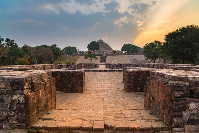 Sanchi Stupa, старое буддийское здание, тайна вероисповедания, высекло камень Назначение перемещения в Madhya Pradesh, Индии стоковые фотографии rf Sanchi Stupa, старое буддийское здание, тайна вероисповедания, высекло камень Назначение перемещения в Madhya Pradesh, Индии стоковые фотографии rf