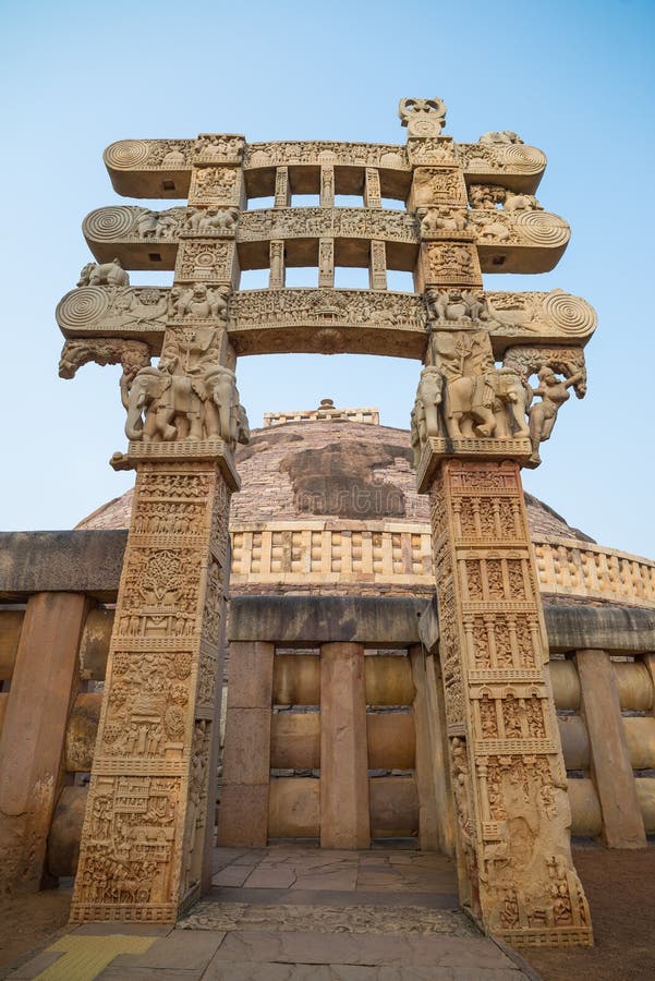 Sanchi Stupa, старое буддийское здание, тайна вероисповедания, высекло камень Назначение перемещения в Madhya Pradesh, Индии стоковое изображение rf Sanchi Stupa, старое буддийское здание, тайна вероисповедания, высекло камень Назначение перемещения в Madhya Pradesh, Индии стоковое изображение rf