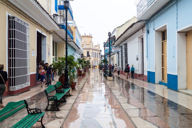 SANCTI SPIRITUS, CUBA - FEB 7, 2016: People walk at the pedestrian zone in Sancti Spiritus, Cu royalty free stock photo SANCTI SPIRITUS, CUBA - FEB 7, 2016: People walk at the pedestrian zone in Sancti Spiritus, Cu royalty free stock photo