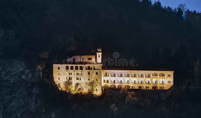 Sanctuaire de Sainte-Lucie, s'accrochant au côté du calvaire de bâti, illuminé pendant la nuit photos libres de droits Sanctuaire de Sainte-Lucie, s'accrochant au côté du calvaire de bâti, illuminé pendant la nuit photos libres de droits