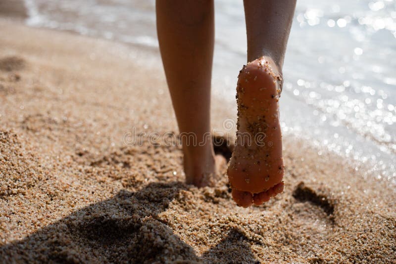 Sand auf Fußsohle der Frau lizenzfreies stockbild Sand auf Fußsohle der Frau lizenzfreies stockbild