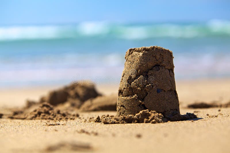 Tradicional arena castillo sobre el Playa el mar en.