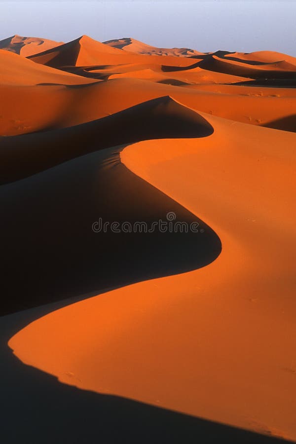 Arena dunas en desierto de Marruecos.