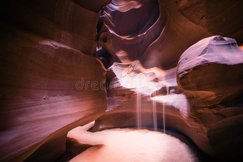 Sand faller till och med sprickorna av taket i antilopkanjon royaltyfria bilder Sand faller till och med sprickorna av taket i antilopkanjon royaltyfria bilder
