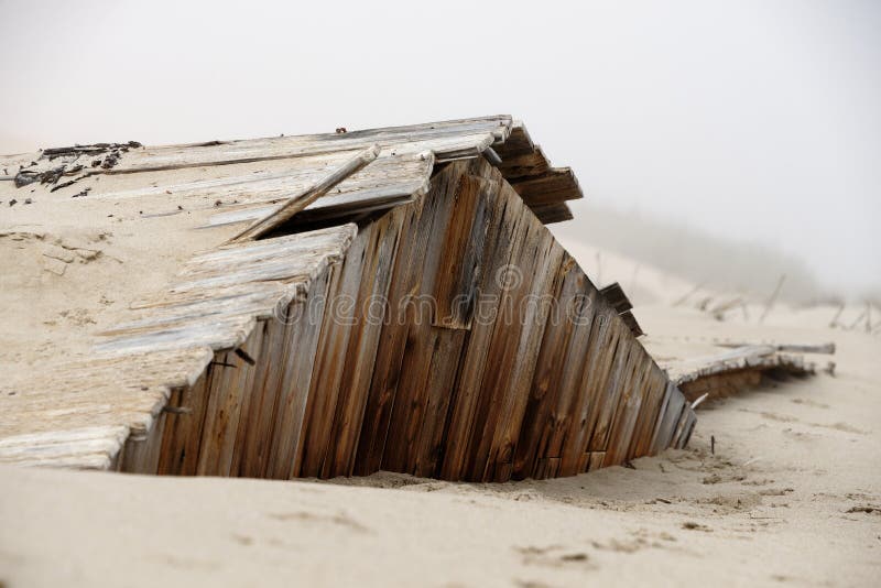 Sand fordert ein Gebäude in einer der alten Bergbaustädte der Skeleton Küste zurück stockbild Sand fordert ein Gebäude in einer der alten Bergbaustädte der Skeleton Küste zurück stockbild