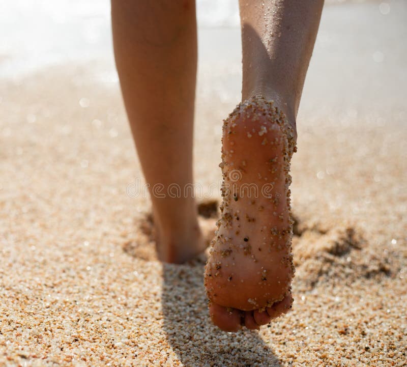 Sand på fot som är endast av kvinna fotografering för bildbyråer Sand på fot som är endast av kvinna fotografering för bildbyråer