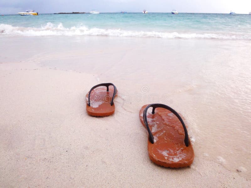 Sandalen auf weißem Strand lizenzfreies stockfoto Sandalen auf weißem Strand lizenzfreies stockfoto