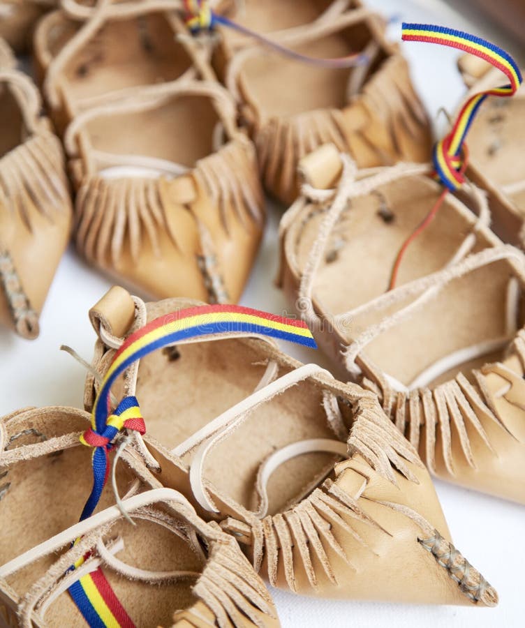 Sandales rurales roumaines traditionnelles photo stock Sandales rurales roumaines traditionnelles photo stock