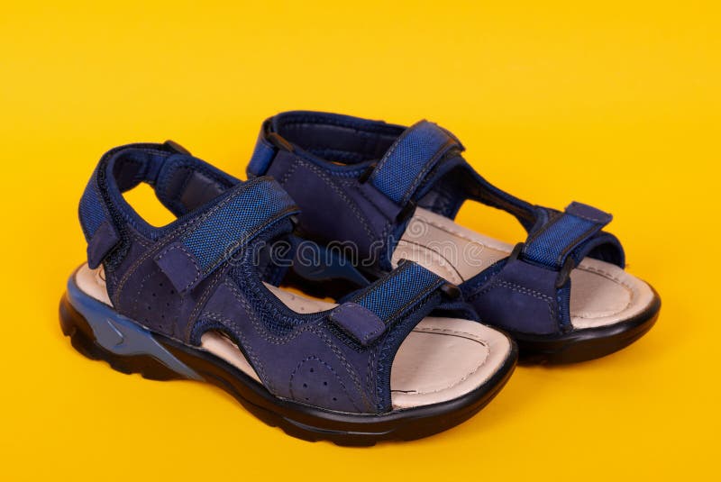 Sandalias De Cuero Para Niños. Aislado En Fondo Amarillo Foto archivo - Imagen de desgaste, deporte: 189963224