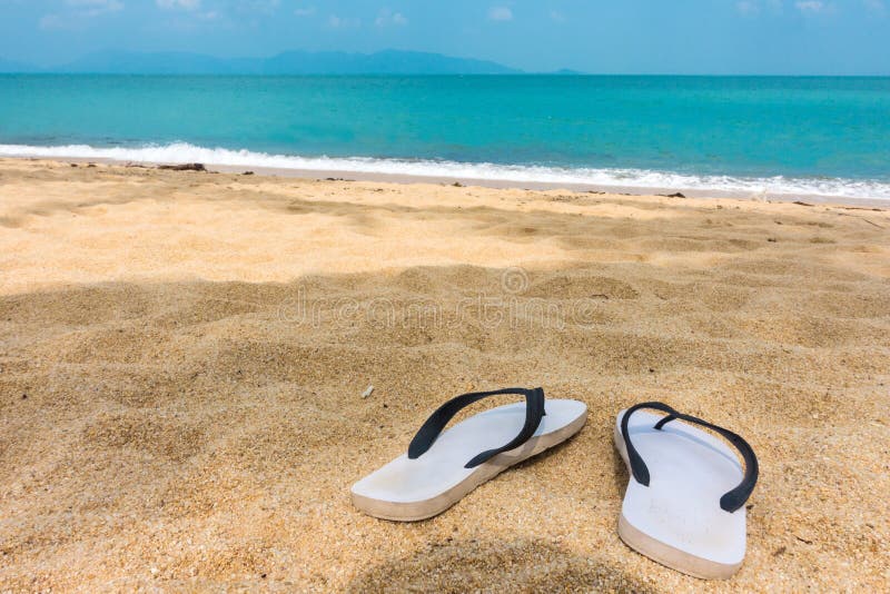 Sandalias en la playa foto de archivo. Imagen de internet - 67272860