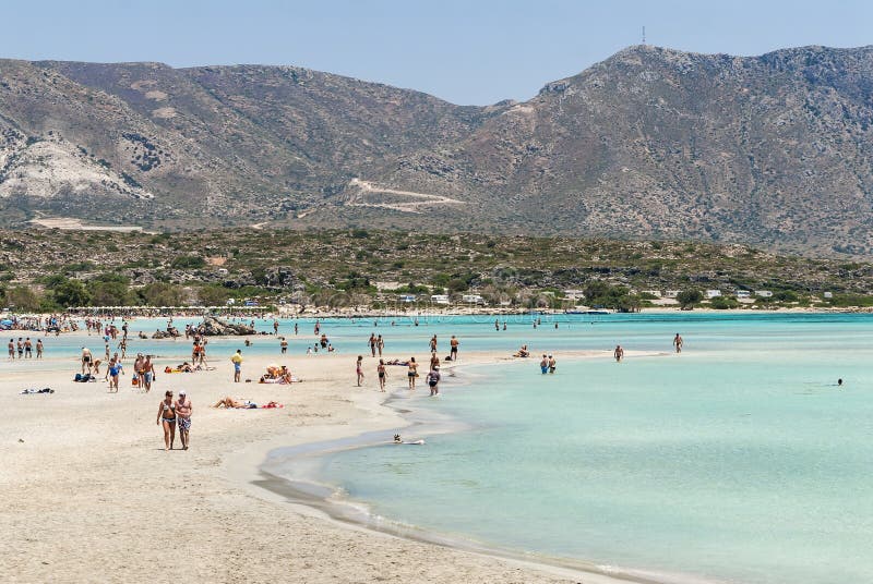 Sandbeach με τους ανθρώπους σε Elafonisi Κρήτη στοκ εικόνα με δικαίωμα ελεύθερης χρήσης Sandbeach με τους ανθρώπους σε Elafonisi Κρήτη στοκ εικόνα με δικαίωμα ελεύθερης χρήσης