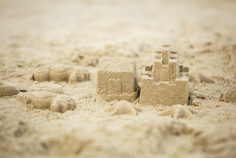 Sandburg auf dem Strand lizenzfreie stockbilder Sandburg auf dem Strand lizenzfreie stockbilder