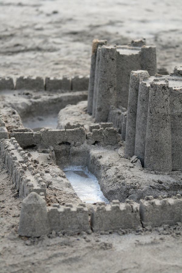 Sandcastle con il fossato immagine stock Sandcastle con il fossato immagine stock