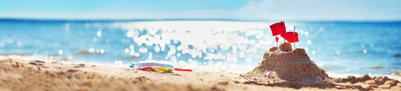 Sandcastle στη θάλασσα στο καλοκαίρι στοκ φωτογραφία με δικαίωμα ελεύθερης χρήσης Sandcastle στη θάλασσα στο καλοκαίρι στοκ φωτογραφία με δικαίωμα ελεύθερης χρήσης