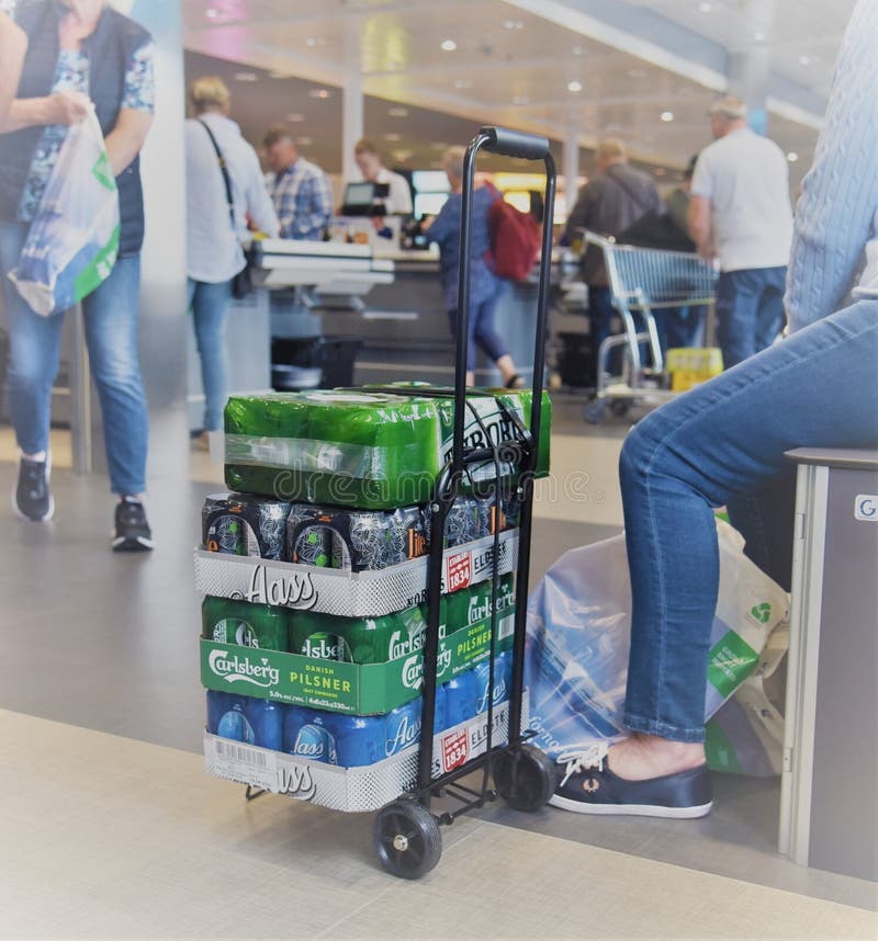 Sandefjord, Norwegen, August 2016 - Fotos von norwegischen Käufern, die billigen Alkohol wie Bier in Schweden aufgrund von lizenzfreie stockfotos Sandefjord, Norwegen, August 2016 - Fotos von norwegischen Käufern, die billigen Alkohol wie Bier in Schweden aufgrund von lizenzfreie stockfotos