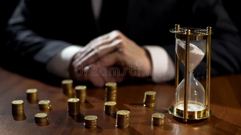 Sandglass de observação da pessoa rica, renda de espera dos projetos de investimento imagem de stock royalty free Sandglass de observação da pessoa rica, renda de espera dos projetos de investimento imagem de stock royalty free