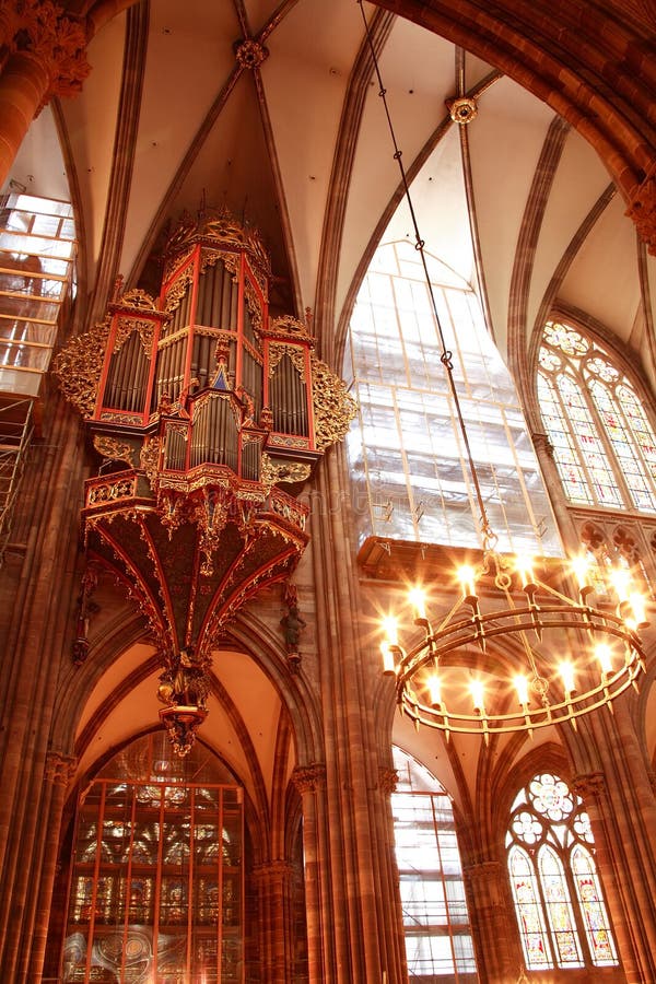 De arenisca gótico catedral de nuestro dama en Estrasburgo, Francia.