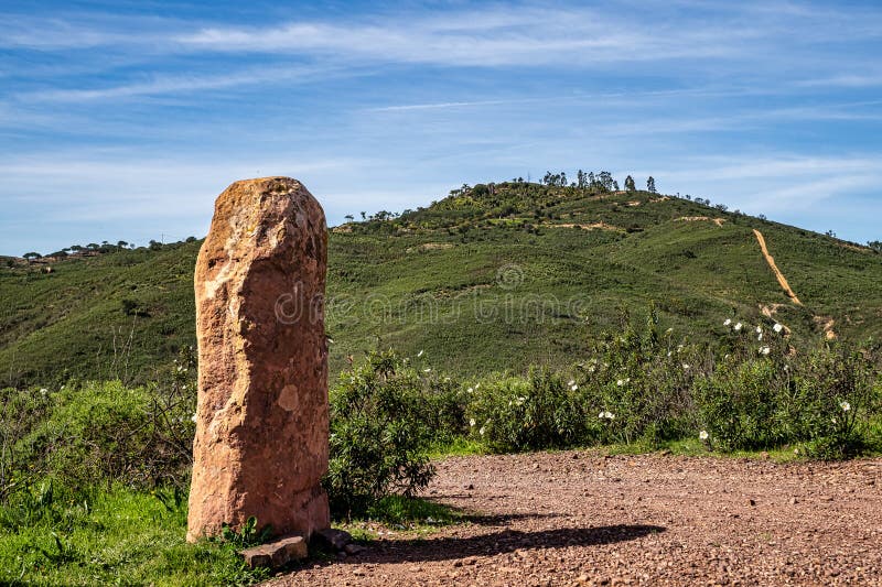 Sandstone menir da vilarinha χρονολογείται από το 60004500 π. χ. στους ξηρούς λόφους κοντά στη vale fuzeiros algarve portugal. στους ξηρούς λόφους κοντά στη vale fuzeiros algarve στην πορτογαλία. κυκλο αρκουολολικό ντα βιλαρίνια.