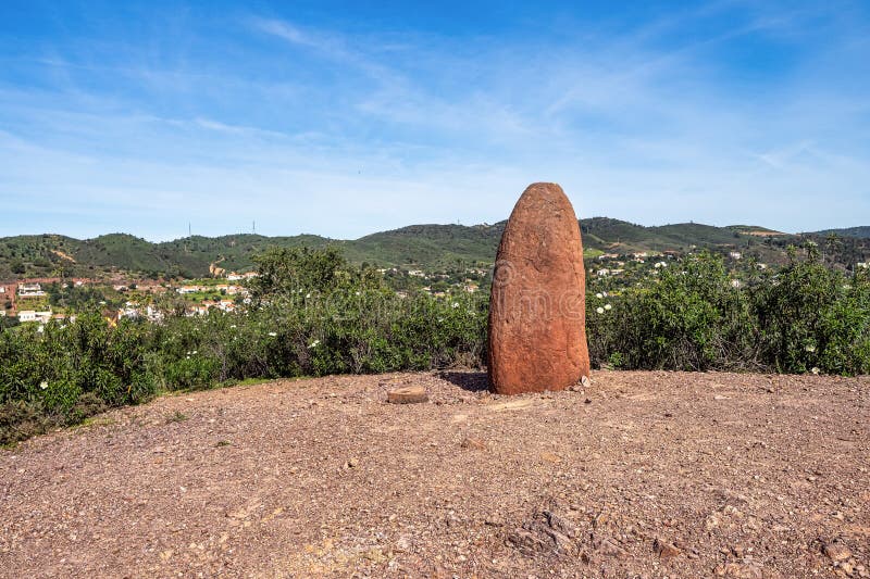 Sandstone menir από 60004500 π. χ. στους ξηρούς λόφους κοντά στην κοιλάδα φουζέιρο αλγκάρβε πορτογαλία στοκ φωτογραφίες