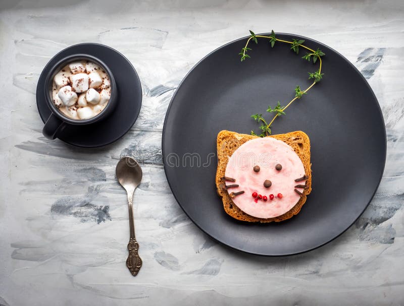 Uma Xícara De Café E Marshmallows Com As Morangos Frescas Em Espetos Foto  de Stock - Imagem de sobremesa, quente: 72783746