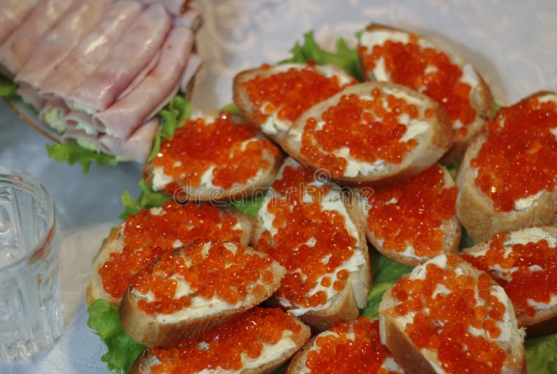 Sandu?ches vermelhos do caviar foto de stock Sandu?ches vermelhos do caviar foto de stock