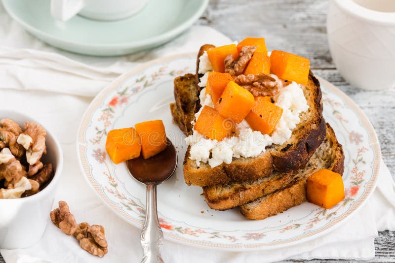 Sanduíche caseiro doce com abóbora, queijo e porcas, selectiv foto de stock Sanduíche caseiro doce com abóbora, queijo e porcas, selectiv foto de stock