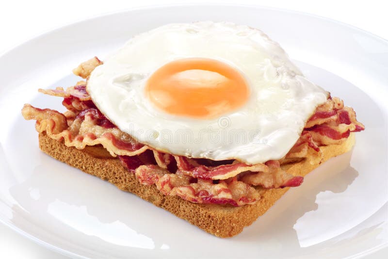Sanduíche com bacon e ovo frito em uma placa imagens de stock royalty free Sanduíche com bacon e ovo frito em uma placa imagens de stock royalty free