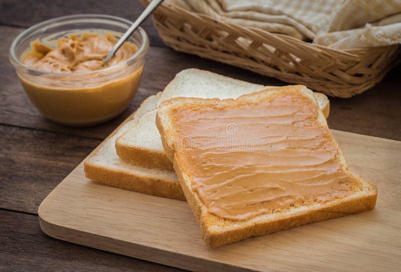Sanduíche da manteiga de amendoim na placa de madeira