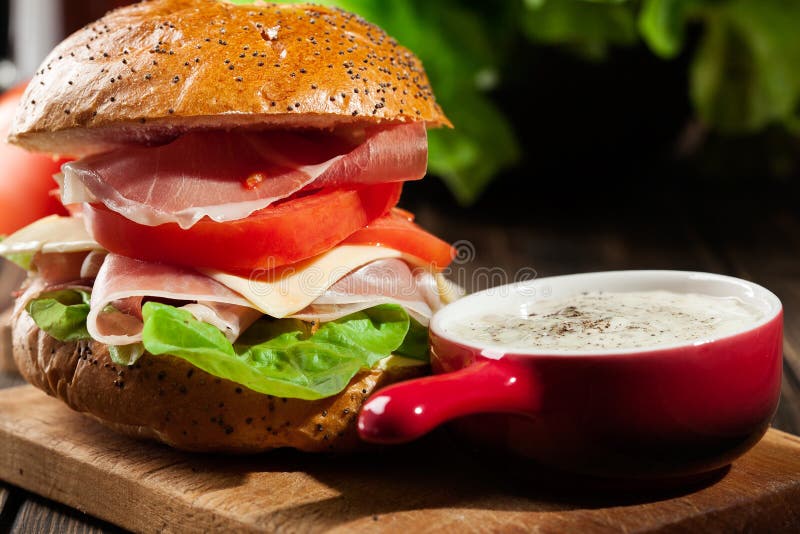 Download Sanduíche Delicioso Com Presunto, Queijo E Vegetais De Prosciutto Foto de Stock - Imagem de alface, queijo: 65575010