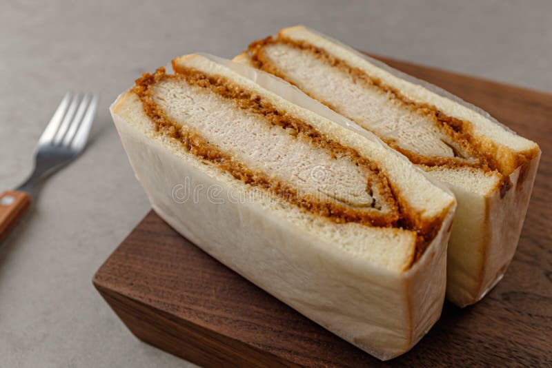 Sanduíche de Tonkatsu com molho agridoce coberto com pão imagens de stock