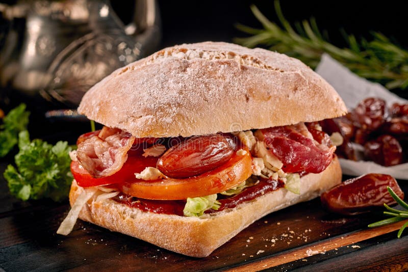 Sanduíche vegetal saboroso com tomates foto de stock Sanduíche vegetal saboroso com tomates foto de stock
