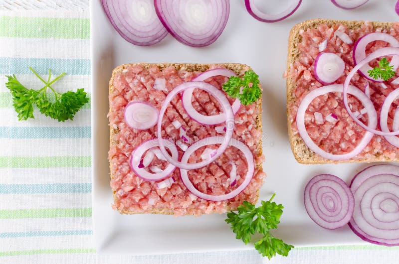 Couteau De Table, Pot Avec Pâté De Foie, Petit Pain, Sandwich Avec Pâté De  Viande Sur Table En Bois Banque D'Images et Photos Libres De Droits. Image  152871606