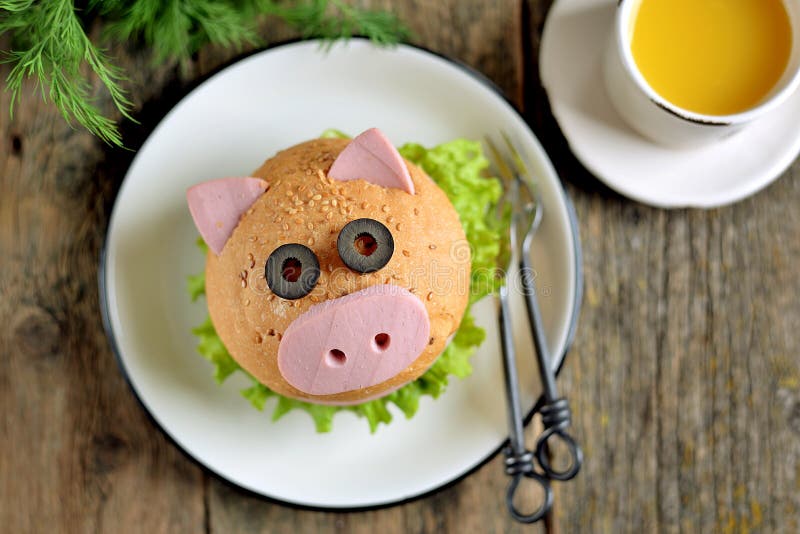Sandwich avec du jambon, le fromage et la laitue sous forme de porc mignon - symbole de 2019 Fond de Noël du petit déjeuner des e photos libres de droits Sandwich avec du jambon, le fromage et la laitue sous forme de porc mignon - symbole de 2019 Fond de Noël du petit déjeuner des e photos libres de droits