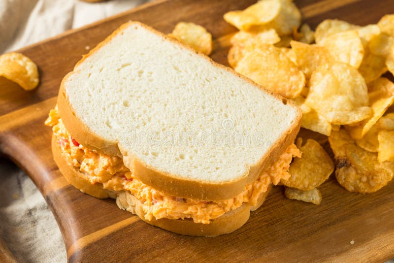 Sandwich con formaggio di mentina. Sandwich con patatine fritte e patatine fritte