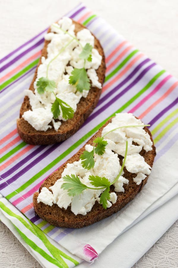 Sandwich with cottage cheese and coriander