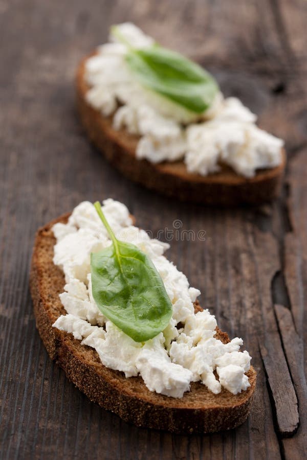 Sandwich with cottage cheese and spinach