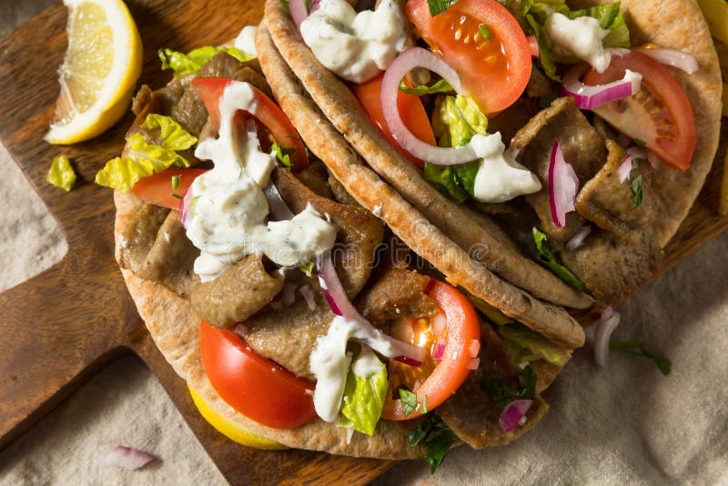 Sandwich de gyro griego casero foto de archivo